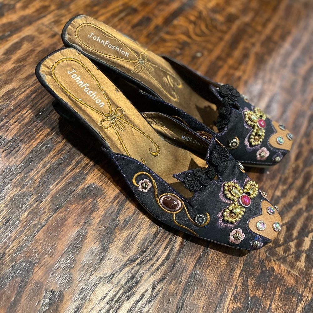 Vintage slip on shoes w ornate heel